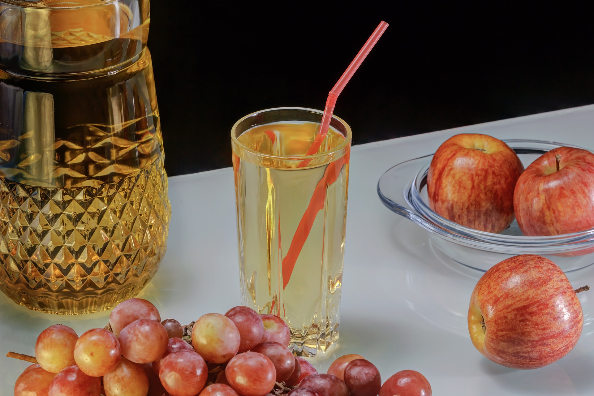 Приготовление яблочно виноградного сока. Сок яблоко виноград. Сок яблочно виноградный. Сок виноград в стакане. Сок яблоко-виноград стакан.