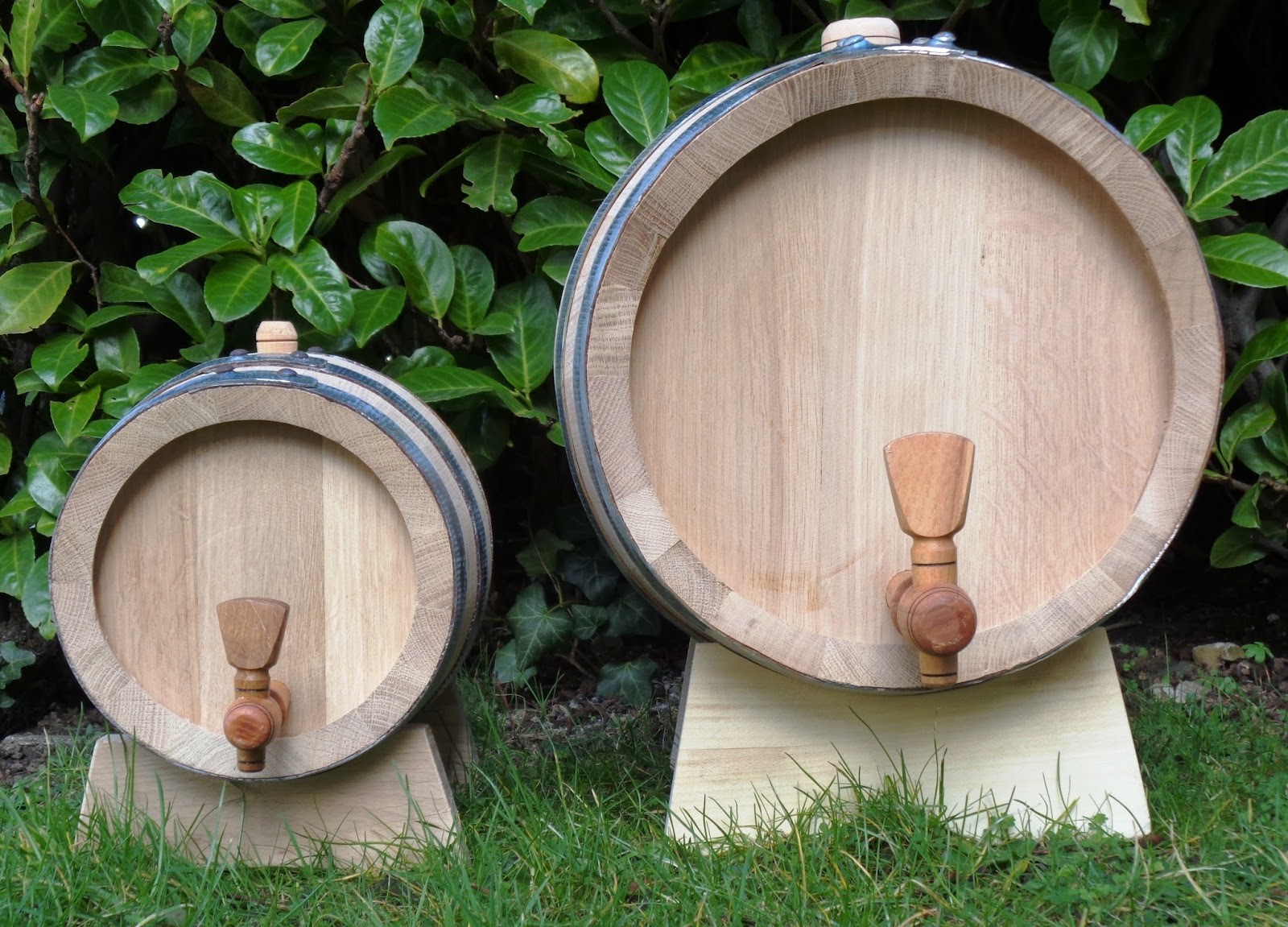 Большие бочки смотрятся солидно и внушительно, но и занимают больше места, чем миниатюрные – учтите это, выбирая бондарное изделие для декора помещения Маленькая и большая бочка