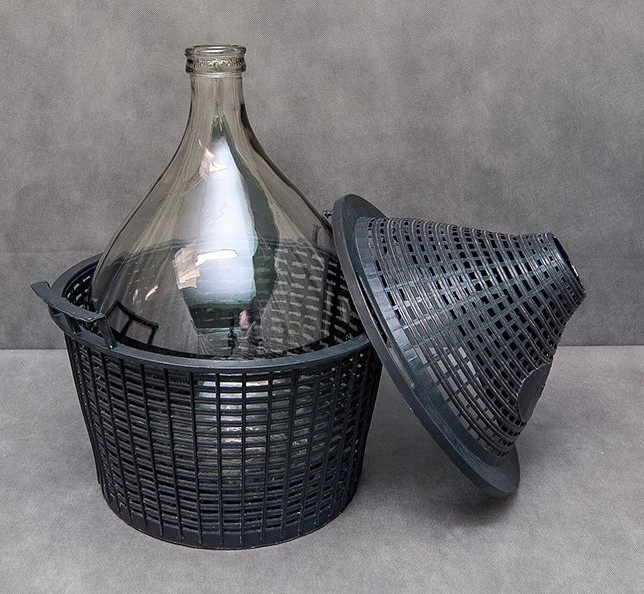 Стеклянная бутыль в пластиковой корзине