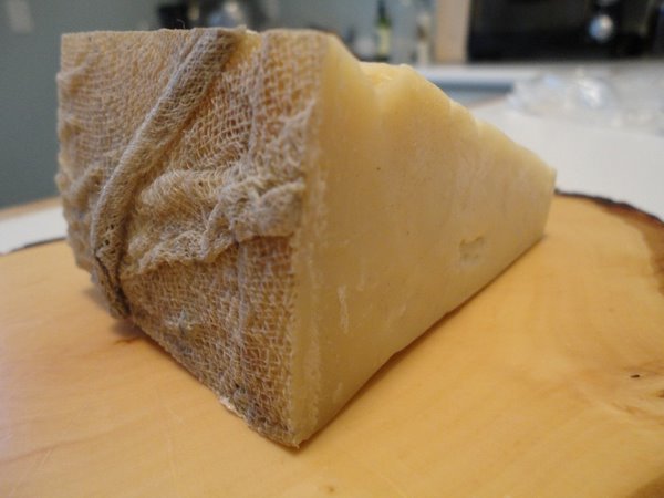 На фото – сыр чеддер с бандажным покрытием