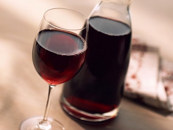 На фото – домашнее сливовое вино