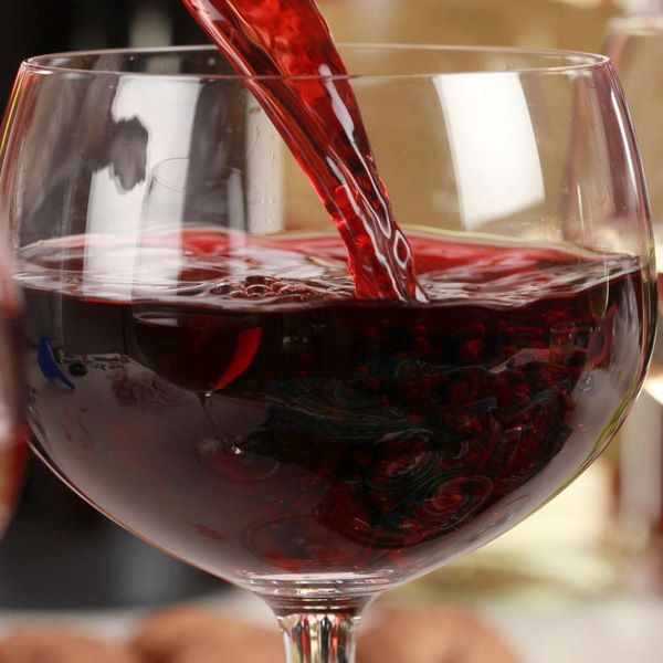 На фото – смородиновое вино в бокале