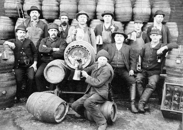 На фото – производители пива, XIX век