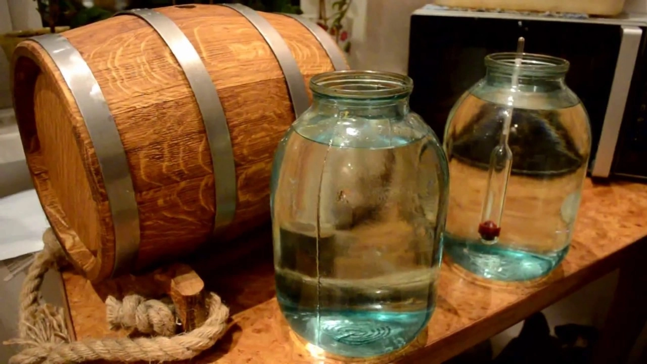 Дистиллят или ректификат. Джин дистиллят или ректификат. Сколько заливать самогона в бочку. Срок выдержки в бочке. Винный дистиллят.